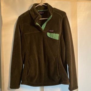 Patagonia pullover. Great condition. Double pocket in front.